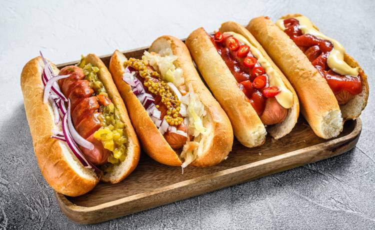 Hot dogi, zdjęcie przykładowe, fot. Shutterstock/Mironov Vladimir