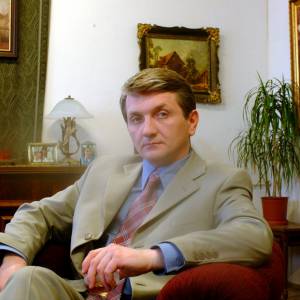 Janusz Tracz z serialu "Plebania" powraca w nowej roli. Jak wygląda dziś Dariusz Kowalski? "Wciąż biznesmeński błysk w oku ma"