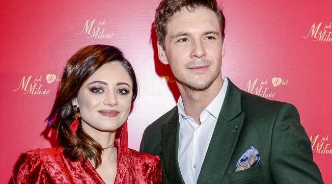 "M jak miłość". Problemy w serialowym związku Adriany Kalskiej i Mikołaja Roznerskiego. Iza i Marcin rozstaną się?