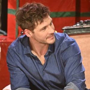 Mikołaj Roznerski i jego serialowa partnerka chwycili za mikrofony. "Najlepsza para" - komentują internauci 