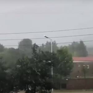 Piorun uderza kilkanaście razy w jedną latarnię w zaledwie kilka sekund! To nagranie to hit! [WIDEO]           