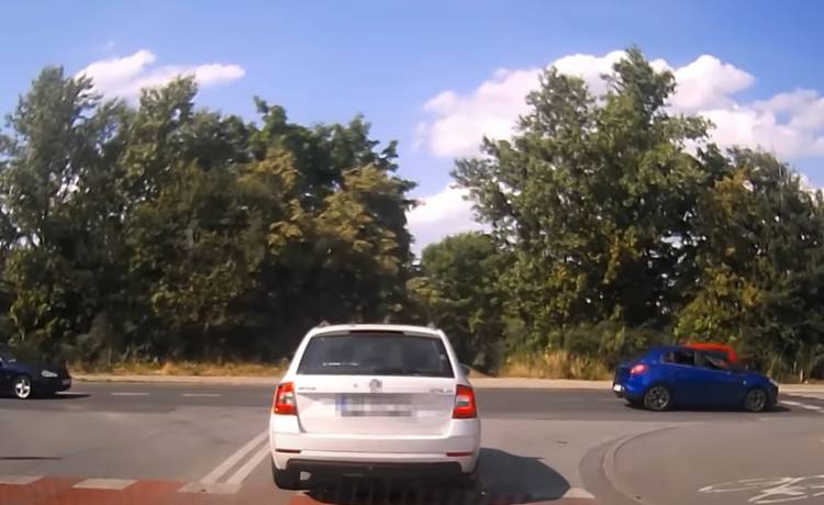 Hulajnoga kontra samochód na przejeździe. Internauci nie mają litości! "Jakie wtargnięcie?!" [WIDEO]