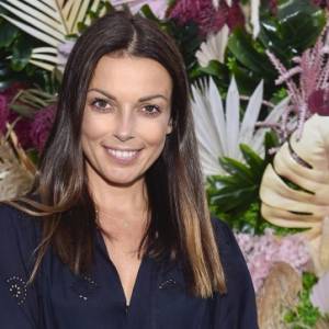 Katarzyna Glinka pozdrawia z piaszczystej plaży. Gwiazda "Barw szczęścia" wybrała ciemne bikini. "Zdjęcie z serii doskonałe"