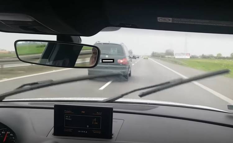 Zajeżdżał drogę, groził widelcem i rzucał bananami w kierowcę. Kuriozalne nagranie z autostrady A4 [WIDEO]