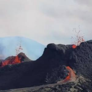 Siatkarskie rozgrywki nad gorącą lawą! Nagranie z wulkanu Fagradalsfjall robi furorę w sieci [WIDEO]