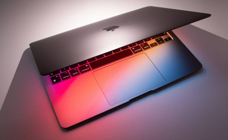 Macbook Air, fot. Shutterstock/Nanain