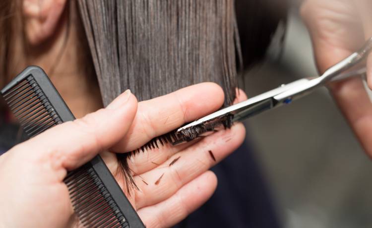 Fryzura, która dodała lat Aniston, Kidman, Lopez. Takiego strzyżenia unikaj! [WIDEO]