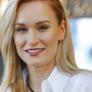 Kamila z "Rolnik szuka żony" w piórach. W topie odsłaniającym ciało wyglądała obłędnie! "Petarda"