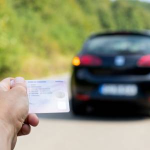 Kobieta z Walii zaliczyła egzamin na prawo jazdy za pieniądze. Zrobiła to 150 razy!