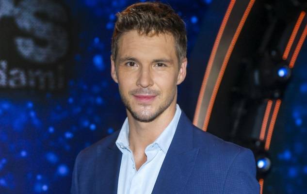 Mikołaj Roznerski pokazał, co skrywał pod koszulką. Imponująca forma! "Janosik" [ZDJĘCIE]                