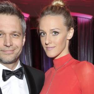 Aleksandra Żebrowska odsłoniła spory, ciążowy brzuch. Obok niej: Michał Żebrowski. Aktor wybrał oryginalny strój! [ZDJĘCIE]