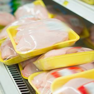 Myjesz mięso drobiowe przed przyrządzeniem? Sporo ryzykujesz