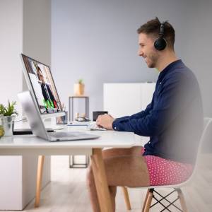 Wpadka polityka podczas wideokonferencji. Miał na sobie tylko koszulę                                                   