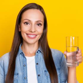 Wiele osób myśli, że należy pić 8 szklanek wody dziennie. Naukowcy rozwiewają wątpliwości