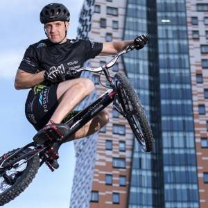 W 8 minut i 55 sekund zdobył na rowerze najwyższy budynek w Czechach. Rekordowy wynik Polaka!                            