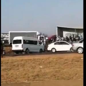 Ciężarówka z piwem przewróciła się na autostradzie. Ludzie rozkradli cały towar [WIDEO]