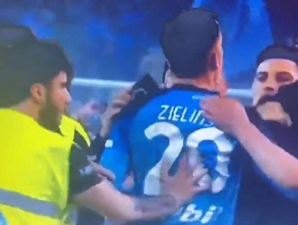 Szokujące sceny na murawie. Piotr Zieliński stracił spodenki! [WIDEO]