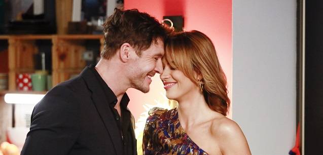 Zmiany w życiu serialowego bohatera Mikołaja Roznerskiego. Obok: piękna partnerka. "Witaj w domu"