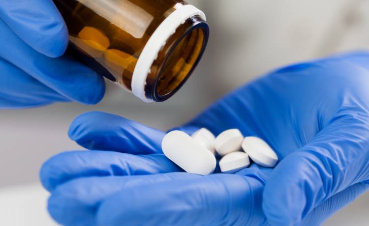 Alternatywa dla szczepionek. Doustny lek Paxlovid. Co dalej z jego dostępnością w Polsce?