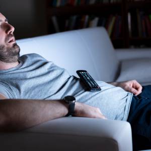 Dlatego lepiej nie zasypiać przed telewizorem. Wiele osób o tym nie wie!