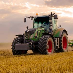 Wypadek na polu. Przygniótł go ciągnik. Co z rolnikiem?