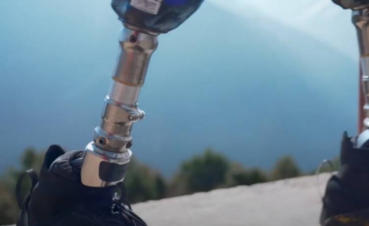 Nie ma rzeczy niemożliwych. Sportowiec po amputacji nóg wspiął się na Everest [WIDEO]