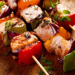 Grillowane szaszłyki łososiowe z warzywami. Przepis od Magdy Gessler