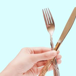 Znasz kogoś, kto zawsze poleruje sztućce w restauracji. Wiadomo, co to oznacza według psychologii