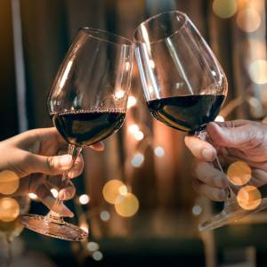 Dlaczego warto regularnie pić czerwone wino?