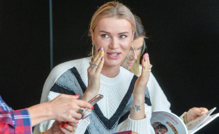 Kourtney Kardashian w marynarce Maffashion! Światowej sławy gwiazda wybrała się na spacer w ubraniu polskiej marki 