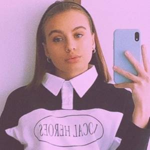 Oliwia Bieniuk zachwyca w zwiewnej sukience! Córka Anny Przybylskiej i Jarosława Bieniuka pochwaliła się efektami sesji zdjęciowej