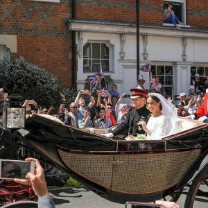  Księżna Meghan i książę Harry przyszli na mecz amerykańskich baseballistów. Zawodnicy wręczyli im prezent dla małego Archiego                                            