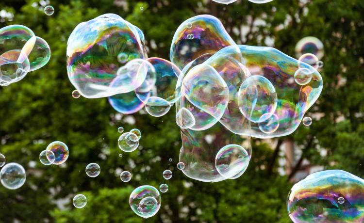 Groźny wypadek w Warszawie. Wszystko przez bańki mydlane. 2-latka trafiła do szpitala