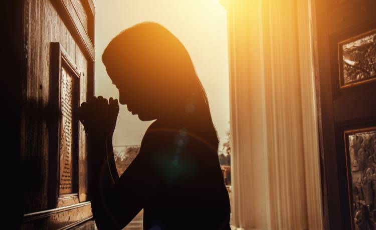 Ksiądz z Warszawy spowiada wiernych przez okno w pustelni. Zamontowano folię, która ma chronić przed zarażeniem