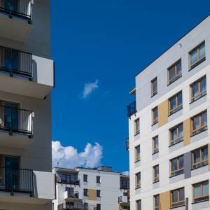 Opalasz się na balkonie? Uważaj, by nie odwiedziła cię policja