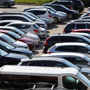 Uderz w maskę przed włączeniem auta. Możesz dzięki temu uratować czyjeś życie