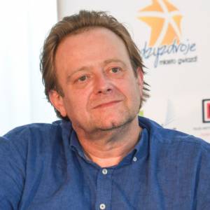 Olaf Lubaszenko już tak nie wygląda! Aktor zaskoczył fanów nową fryzurą. "Podobny do Bruce'a Willisa"