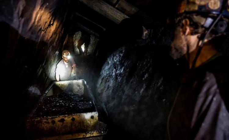 Nie ma kontaktu z dwoma górnikami. Wstrząs w kopalni Bielszowice. Trwa akcja ratunkowa