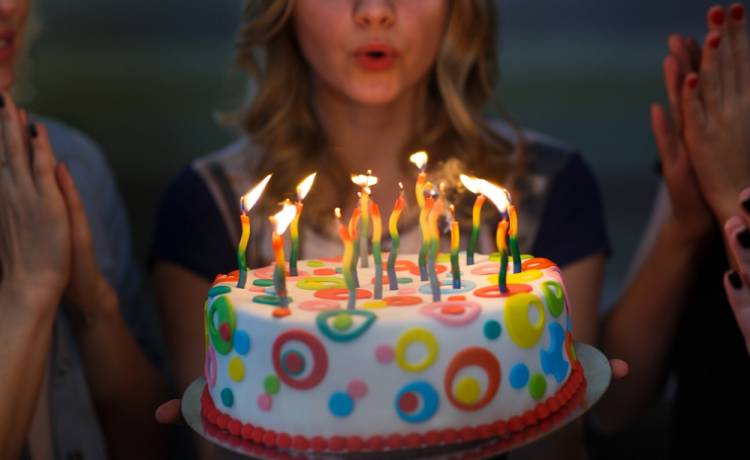 Telewizyjna gwiazda niemal spaliła swoje włosy! Wszystkiemu winien... tort! [WIDEO]              