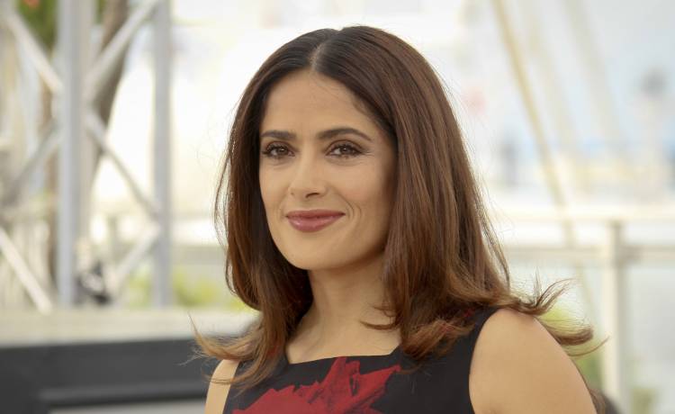 Salma Hayek śmiało eksponuje biust. 56-latka wie, jak rozgrzać fanów! [FOTO]