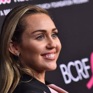 Miley Cyrus „zgubiła stanik” na scenie. Półnaga gwiazda wita Nowy Rok [WIDEO,ZDJĘCIA]