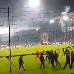 Kibice wtargnęli na murawę. Genialna reakcja polskiego bramkarza [WIDEO]