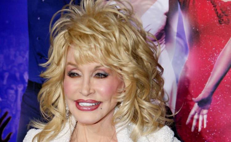 Dolly Parton ma 76 lat i jest w doskonałej formie! Na sylwestrze pokazała się w modnym kombinezonie [WIDEO]