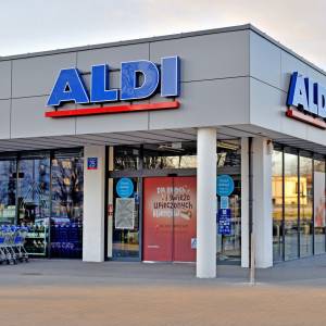 Czekolada z kawałkami plastiku i sfermentowany paprykarz. Sieć sklepów wycofuje dwa niebezpieczne produkty