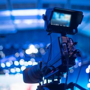 Ta pogodynka podbija sieć! Nagle zaczęła tańczyć i śpiewać przed mapą. Nagranie ma miliony wyświetleń [WIDEO]