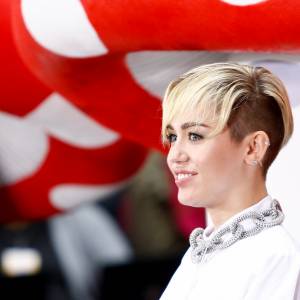Sukces "Flowers". Miley Cyrus pokazała się w krótkiej sukni z głębokim dekoltem [FOTO]