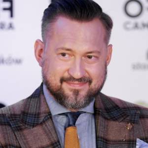 Marcin Prokop nie do poznania na archiwalnym kadrze. Na głowie prezentera - oryginalna fryzura! [ZDJĘCIE]