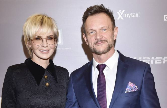 "Psy 3". Edyta Pazura przyszła na premierę w staniku. Żona Cezarego wyglądała olśniewająco