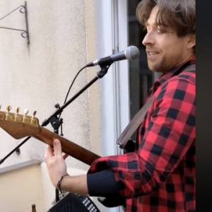 Michał Sołtan zagrał koncert na balkonie! Sąsiedzi byli zachwyceni! [WIDEO]                                                        