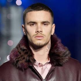 Romeo Beckham robi karierę jako model. 23-latek to skóra zdarta z Victorii Beckham?